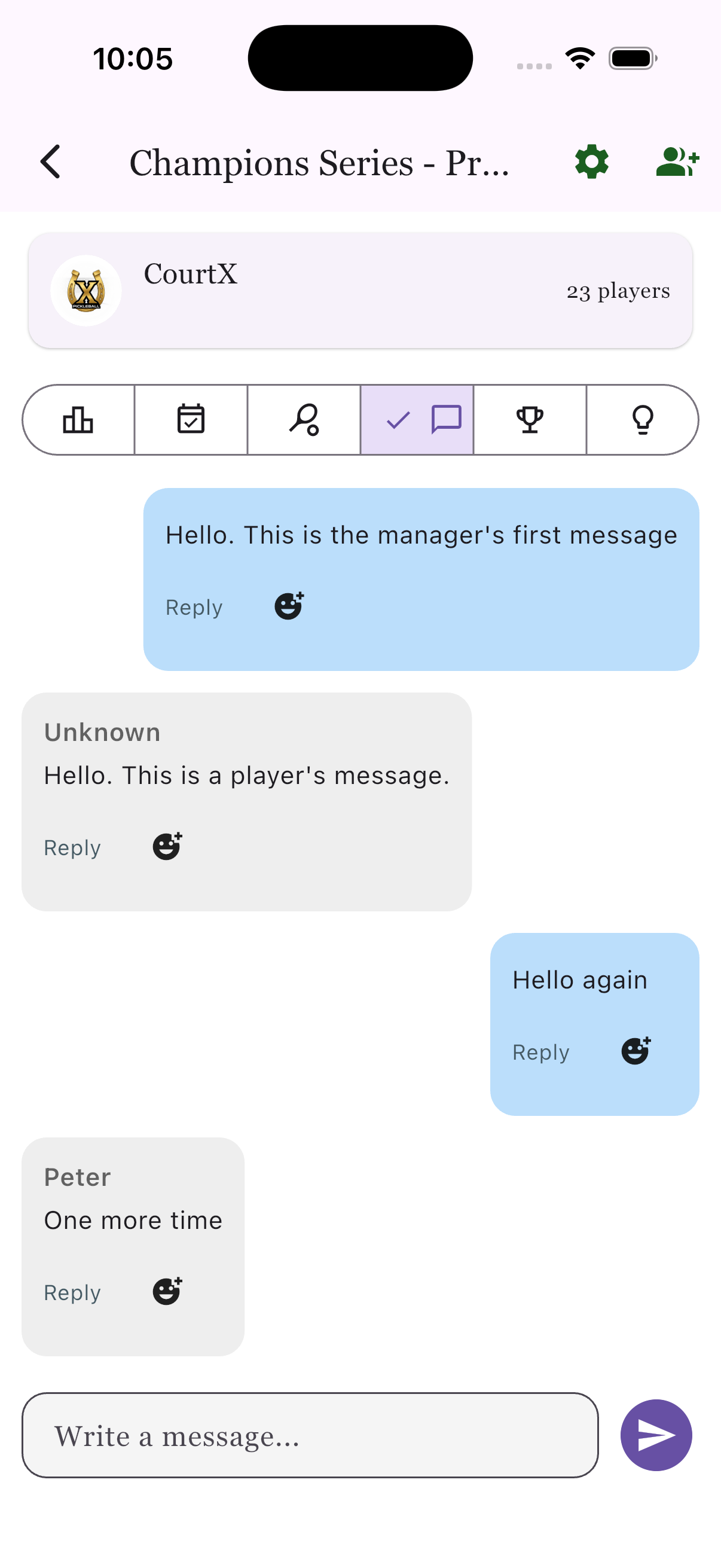Group chat screen with organizer and player messages.